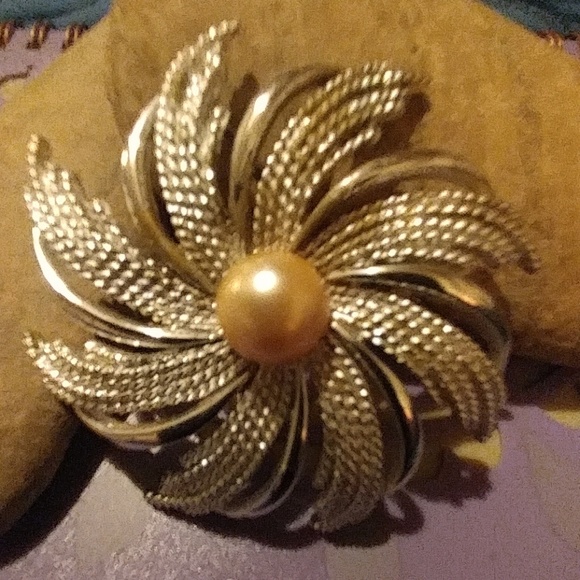 Vintage Jewelry - Vintage pearl flower brooch